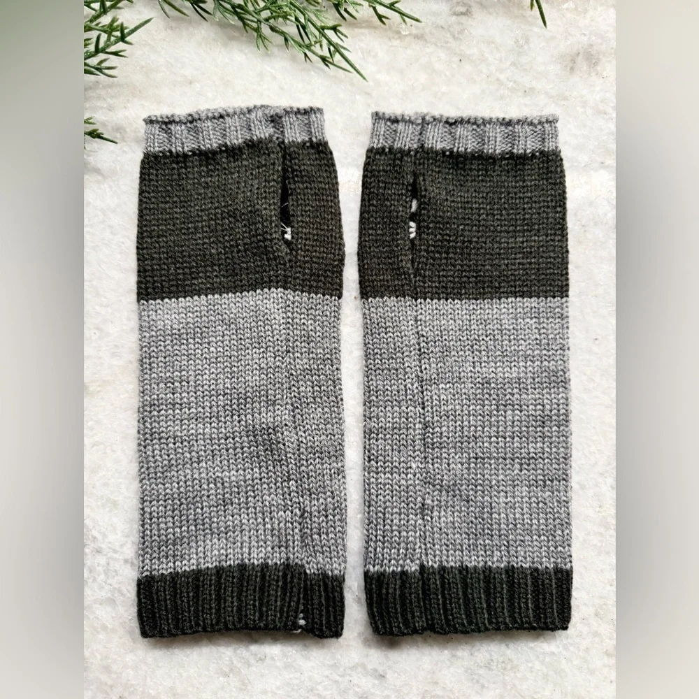 New Women’s Adult Size Gray Embroidered Cat Acrylic Knit Fingerless Gloves 8.25”